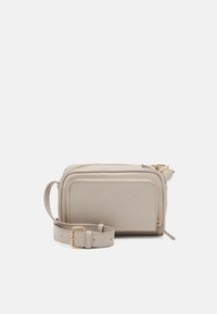 Borsa a tracolla in pelle beige di forma rettangolare, con dettagli in metallo dorato, chiusura con cerniera e tracolla regolabile.