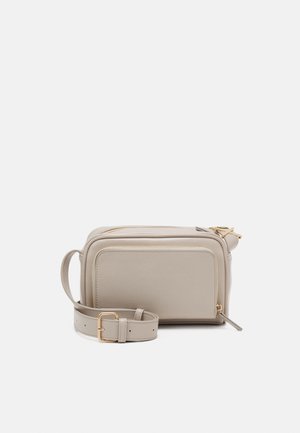 Borsa a tracolla in pelle beige di forma rettangolare, con dettagli in metallo dorato, chiusura con cerniera e tracolla regolabile.