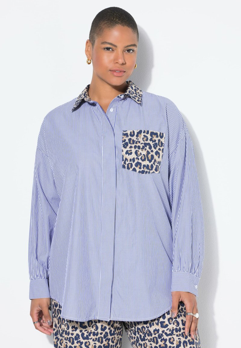 Camicia a maniche lunghe con strisce verticali blu e bianche, tasca con motivo leopardato e colletto a stampa leopardata a contrasto.
