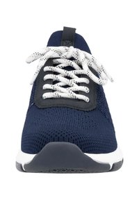Marineblaue Sportartikel mit einem strukturierten Strickobermaterial, weißen und schwarzen gemusterten Schnürsenkeln und einer weißen Zwischensohle. Verfügt über eine graue Fersenschlaufe zur Unterstützung.