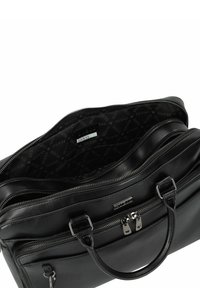 Schwarze Leder-Laptoptasche mit silberner Beschläge, doppelten Reißverschlüssen und einem gemusterten Innenfutter mit dem Logo "GUESS". Weiche, strukturierte Oberfläche.