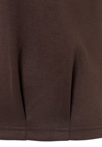Braunes Baumwoll-T-Shirt mit glatter Textur, kurzen Ärmeln und gesteppten Säumen, mit sanften Falten am unteren Rand für eine lässige Passform.
