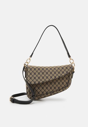 Braune und schwarze gemusterte Schultertasche mit geschwungener Klappe, goldenen Beschlägen und verstellbarem schwarzem Riemen vor einfarbigem Hintergrund.