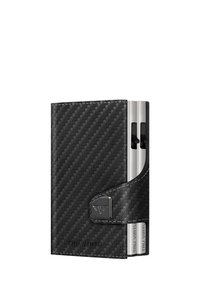Billetera de fibra de carbono negra con una textura suave y acentos plateados. Cuenta con un cierre seguro y ranuras para tarjetas o pequeños objetos.