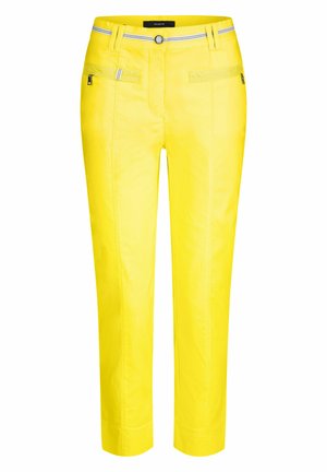 Felgele broek met rechte pijpen, voorritszakken, broekriemlussen en een zilveren knoopsluiting.