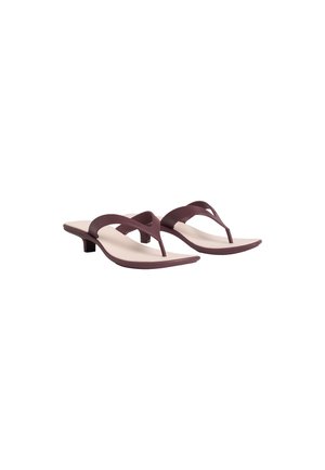 Brązowe damskie sandały na niskim obcasie z paskiem między palcami i beżową wkładką, ukazane pod kątem, pokazujące paski i małe kwadratowe obcasy na białym tle.