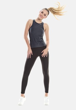 Zwarte legging en een nauwsluitend donkergrijs tanktop, gemaakt van gladde, rekbare stof, met een ronde halslijn en een merklogo op de borst.