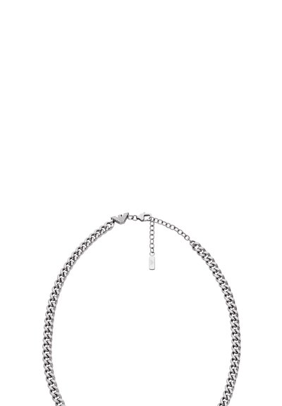 Hopeinen ketjukaulakoru, jossa on toisiinsa lomittuvat lenkit, hummerilukko ja säädettävä jatkettava ketju, jossa pieni merkintätarra.