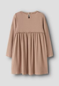 Robe beige en maille côtelée à manches longues pour bébés, avec taille froncée, bordure à volant et une fermeture à bouton unique au niveau de l'encolure arrière.