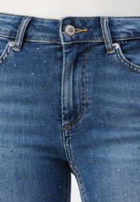 ONLY ONLBLUSH RHINESTON  - Flared jeans - medium blue denim