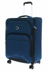Valigia blu in tessuto con scocca rigida, manico retrattile, quattro ruote girevoli, due scomparti con zip e un accentuazione in logo argentato.
