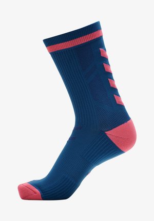 Blauw sportkous met een geribbelde textuur, met roze accenten bij de boord, hak en teen; bevat diagonale strepen langs de zijkant.