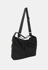 Bolso negro de hombro con correa ajustable, patrón en relieve sutil y detalle con cremallera en el lateral, expuesto sobre un fondo liso.