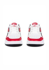 Baltos sportinės bateliai su raudonais akcentais ir juodomis detalėmis. Savybės apima perforuotą nosį, plokščias raištelius ir tekstūruotą juodą padą.