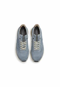 Blaue Wildledersneaker mit cremefarbenen Schnürsenkeln, runder Zehenpartie und kontrastierendem braunem Absatz. Sie verfügen über ein strukturiertes Obermaterial und eine gepolsterte Sohle.