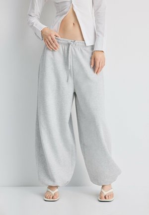 Stradivarius, PLUSH JOGGER TROUSERS WITH STOPPERS - Pantalon de survêtement - light grey