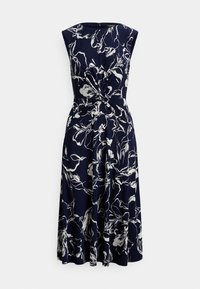 Marineblå blomsterkjole med hvitt mønster, ermeløs design, knutedetalj i midjen, flytende skjørt. Laget av mykt stoff med glatt tekstur.