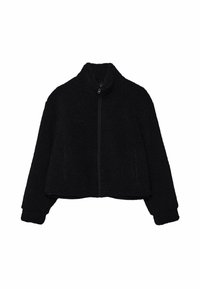 Musta fleecetakki, jossa on korkea kaulus, edessä vetoketju ja pitkät hihat. Takissa on teksturoidtu, pehmeä pinta ja lyhyt malli.