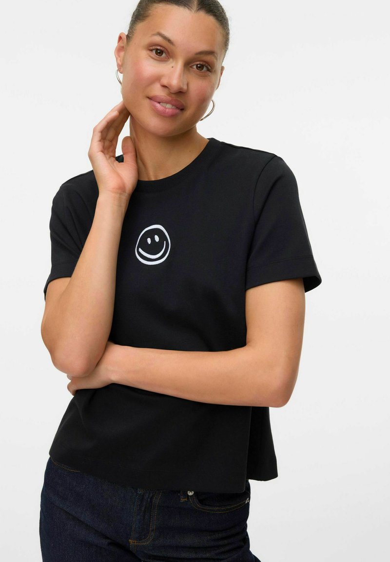 Zwarte katoenen T-shirt met korte mouwen en een ronde halslijn, met op de voorkant een witte geborduurde glimlachende face.
