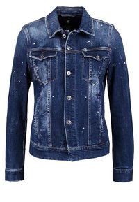 Jeansjacka i mörkblått med ljusa slitningar, med två bröstfickor, knäppning fram och en klassisk kragsdesign.