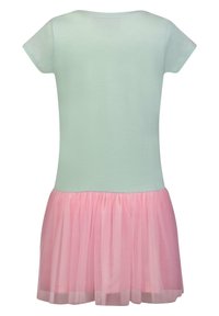 Vestido corto de color verde claro con mangas cortas y falda de tul rosa. El corpinho liso se transforma en un fondo rosa traslúcido y estratificado.