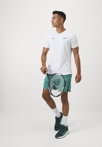 Nike Performance RAFA - Sportovní tričko - white/white/malachite