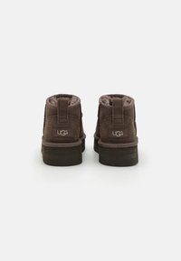 UGG CLASSIC ULTRA MINI UNISEX - Klassikalised poolsaapad - dark brown