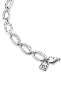 Bracelet en chaîne argentée avec des maillons ovales au fini poli. Il comprend un fermoir mousqueton et une petite étiquette gravée "UNO de 50."
