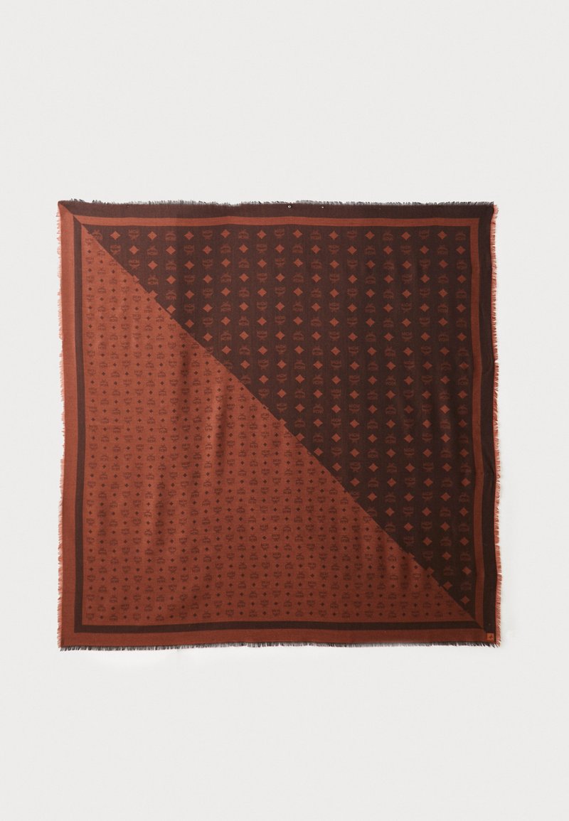 Étole carrée marron et rouille avec un motif diagonal. Présente une surface texturée avec des bords à franges et des designs géométriques complexes.