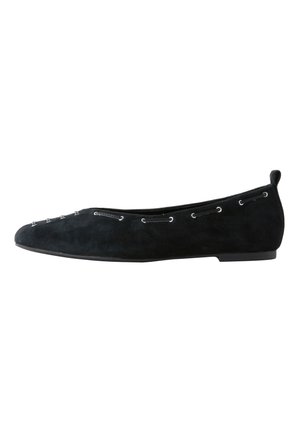 Fekete velúr lapos balettcipő dekoratív ezüstös fémfülekkel és kis sarokfüllel, oldalnézetben fehér háttéren.