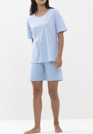 Ensemble de pyjama bleu clair composé d'un haut à manches courtes à pois et d'un short assorti. Fabriqué en tissu doux, il offre un ajustement confortable.