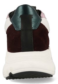 Sneaker mit einem oberen Teil aus kastanienbraunem Wildleder und weißem Leder, mit einer tealfarbenen Lederferse und einem schwarzen strukturierten Ziehschlauf. Dicke weiße Sohle mit Profil.