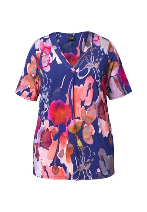 Top de manga corta con escote en V en azul oscuro, con un vibrante estampado floral en rosa, naranja y blanco. Textura suave, corte relajado.