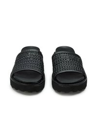 Sandali a scorrimento neri in tessuto intrecciato con una parte superiore testurizzata, soletta liscia e suola in gomma spessa e rigata. Design minimalista, stile con punta aperta.