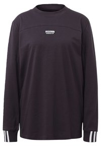 Camiseta negra de manga larga de Adidas con cuello redondo, pequeño logo en el pecho y detalle de tres rayas blancas en los puños.