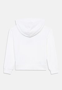 Λευκή κοντή φούτερ μπλούζα φτιαγμένη από μαλακό ύφασμα, με καγκουρό τσέπη και ραμμένα μανίκια. Η κουκούλα είναι επενδεδυμένη για επιπλέον άνεση.