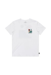 Biała koszulka z krótkim rękawem z małą kolorową grafiką palmowego drzewa, zachodu słońca i fal oceanu na lewej piersi z napisem "Billabong".