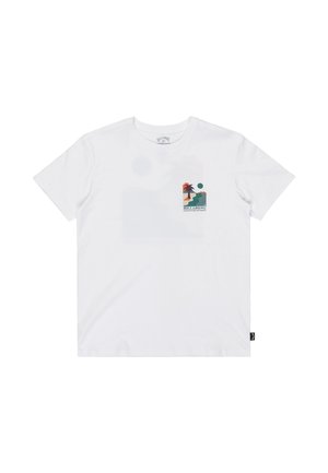 Witte T-shirt met korte mouwen met een kleine kleurrijke grafiek van een palmboom, zonsondergang en ocea golfen op de linkerborst met de tekst "Billabong".