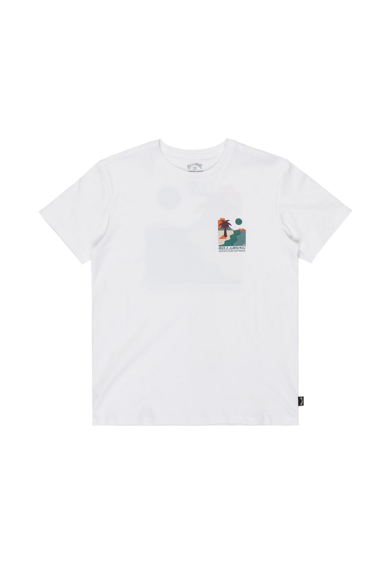Biała koszulka z krótkim rękawem z małą kolorową grafiką palmowego drzewa, zachodu słońca i fal oceanu na lewej piersi z napisem "Billabong".