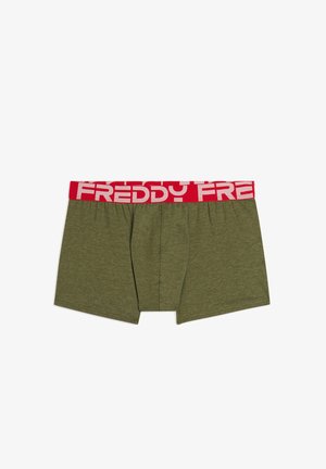 Boxer in cotone verde con un'ampia fascia in vita rossa con il nome del marchio "FREDDY" in bianco, progettati per comfort e vestibilità.