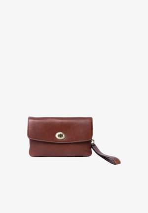 Pochette en cuir marron avec une surface texturée, une fermeture à rabat, une quincaillerie dorée et une dragonne amovible. Forme compacte et rectangulaire.
