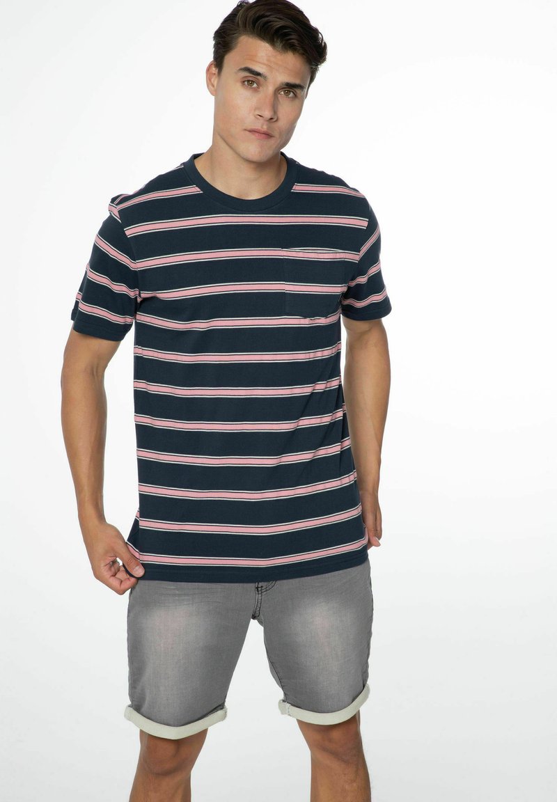 Herren T-Shirts basic | Protest PRTTAUFEEQ T-Shirt print night skyblue/dunkelblau - WD46133 Herren T-Shirts basic | Protest PRTTAUFEEQ T-Shirt print night skyblue/dunkelblau - WD46133