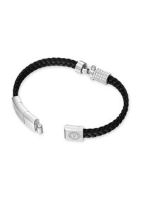 Bracciale in pelle intrecciata nera con accessori in tonalità argento. Presenta un fermo liscio e un accento borchiato testurizzato. Incisione del logo discreta.