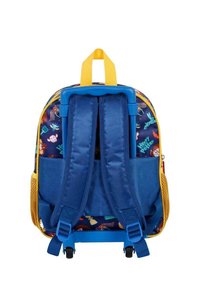 Mochila con ruedas de base azul, acentos amarillos y motivos de dibujos animados coloridos. Cuenta con correas ajustables acolchadas y ruedas dobles.