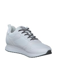 Białe syntetyczne sneakersy z czarnymi sznurówkami, teksturowanymi panelami i gumową podeszwą. Posiadają zaokrąglony nos i minimalistyczne akcenty wzornicze.