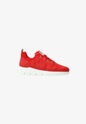 Baskets de sport rouges avec empeigne en mesh, semelle blanche texturée, fermeture à lacets, languette de traction au talon et étiquette de marque sur la languette.