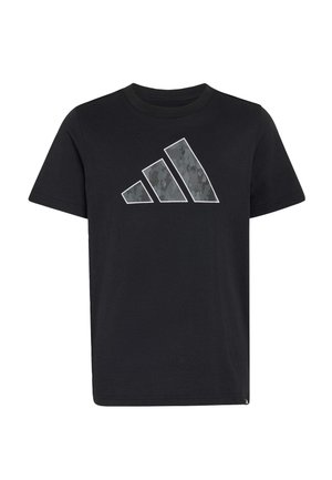 Czarny T-shirt z krótkim rękawem z dużym trójkątnym logo z trzema paskami w szarym kamuflażowym wzorze, umieszczonym na środku klatki piersiowej.