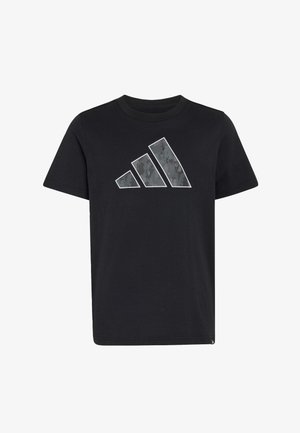 Czarny T-shirt z krótkim rękawem z dużym trójkątnym logo z trzema paskami w szarym kamuflażowym wzorze, umieszczonym na środku klatki piersiowej.