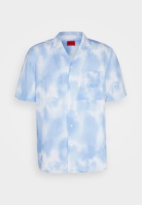 Kortärmad skjorta med ett ljusblått tie-dye-mönster, tillverkad av ett mjukt tyg, med bröstficka och diskret logotypdetalj.