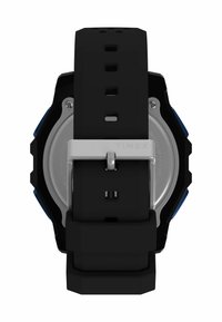 Melnā Timex pulksteņa aizmugures skats ar sudraba sprādzi, melnu regulējamu siksniņu un redzamām skrūvēm uz nerūsējošā tērauda aizmugures daļas.